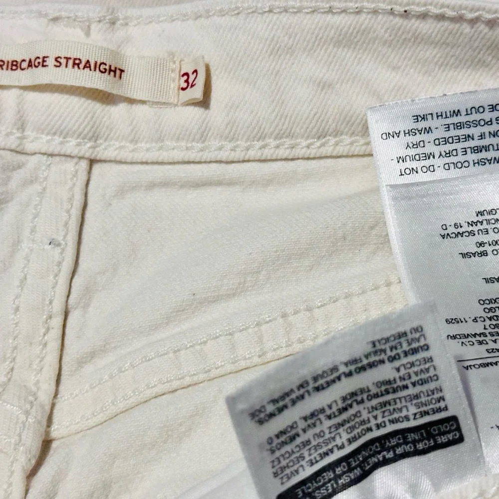EUC Levi's Men's Classic White Jeans Size 32‎